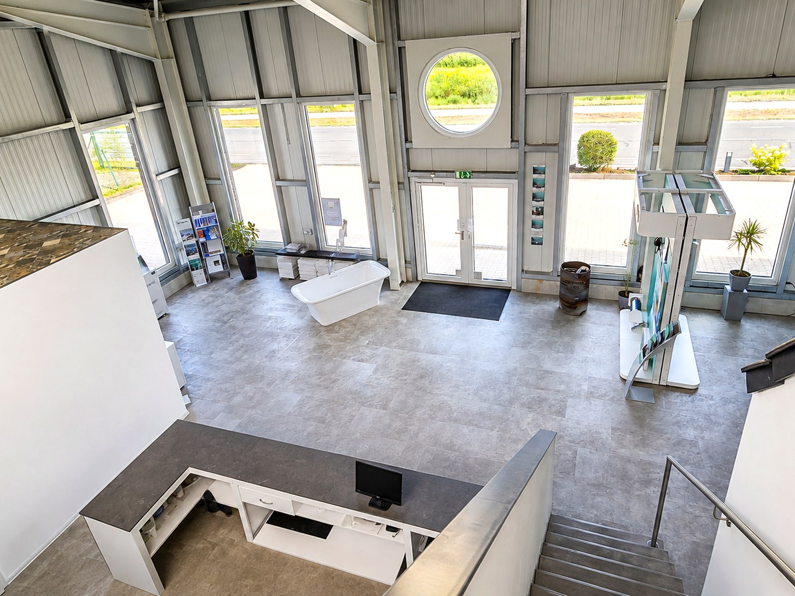 Blick in die Ausstellung in Varel mit freistehender Badewanne, Duschsystemen und Fliesenmustern