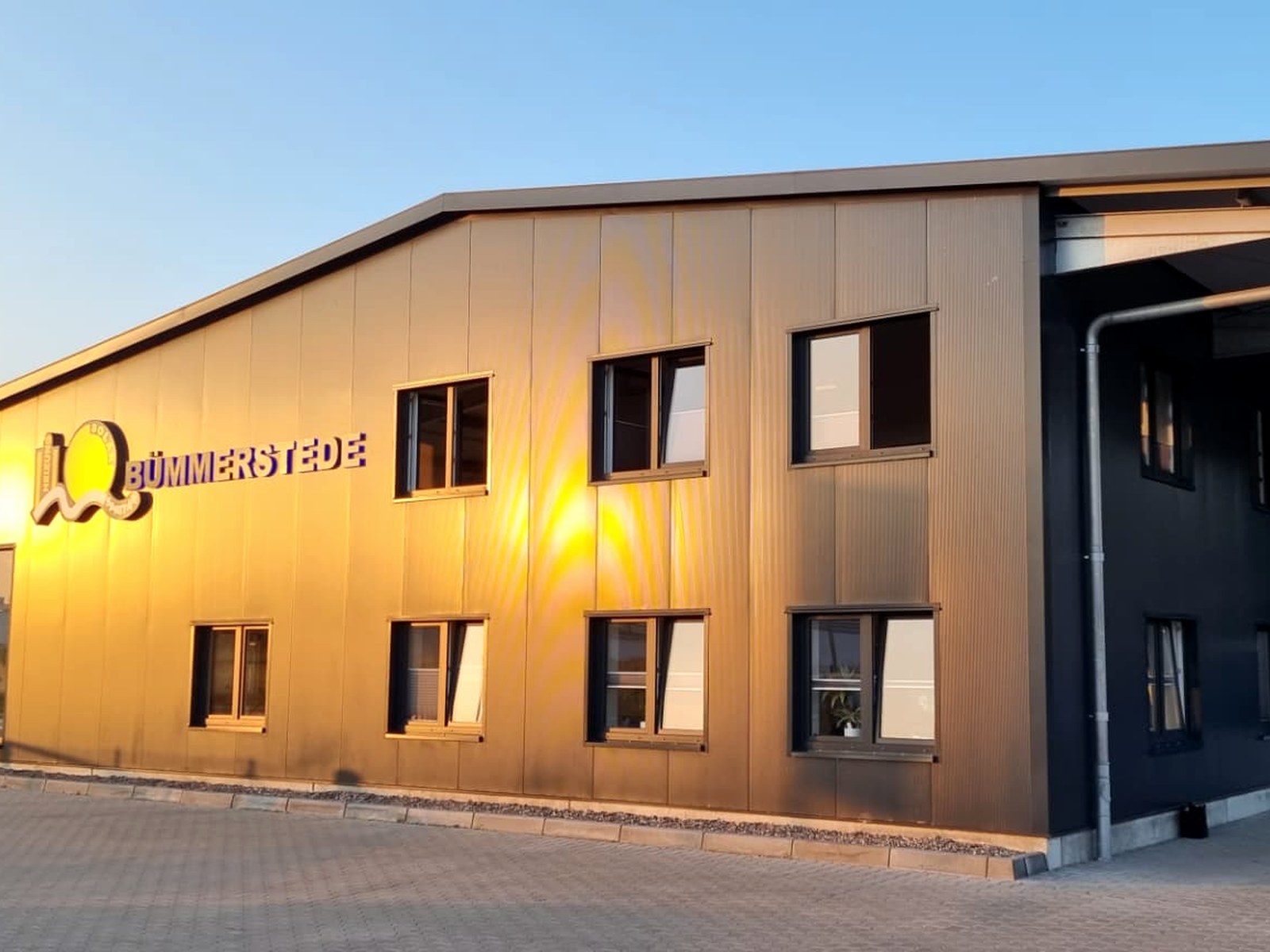 Betriebsgebäude der BÜMMERSTEDE GmbH in Varel im Abendlicht mit Firmenschriftzug