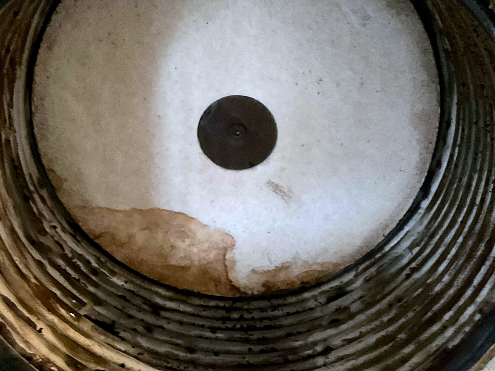 Blick in eine stark verrußte Brennkammer mit Ablagerungen auf dem Wärmetauscher