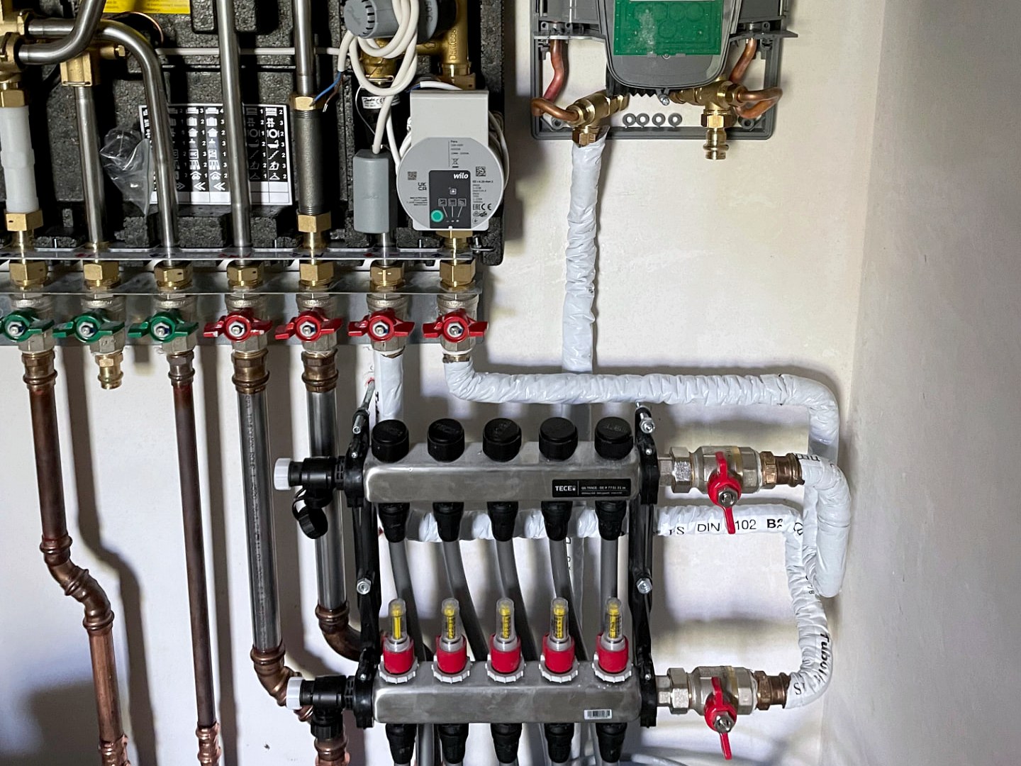 Wohnungsstation mit Frischwasserstation, Pumpe und Heizkreisverteiler der Fußbodenheizung im Wohnungsbau