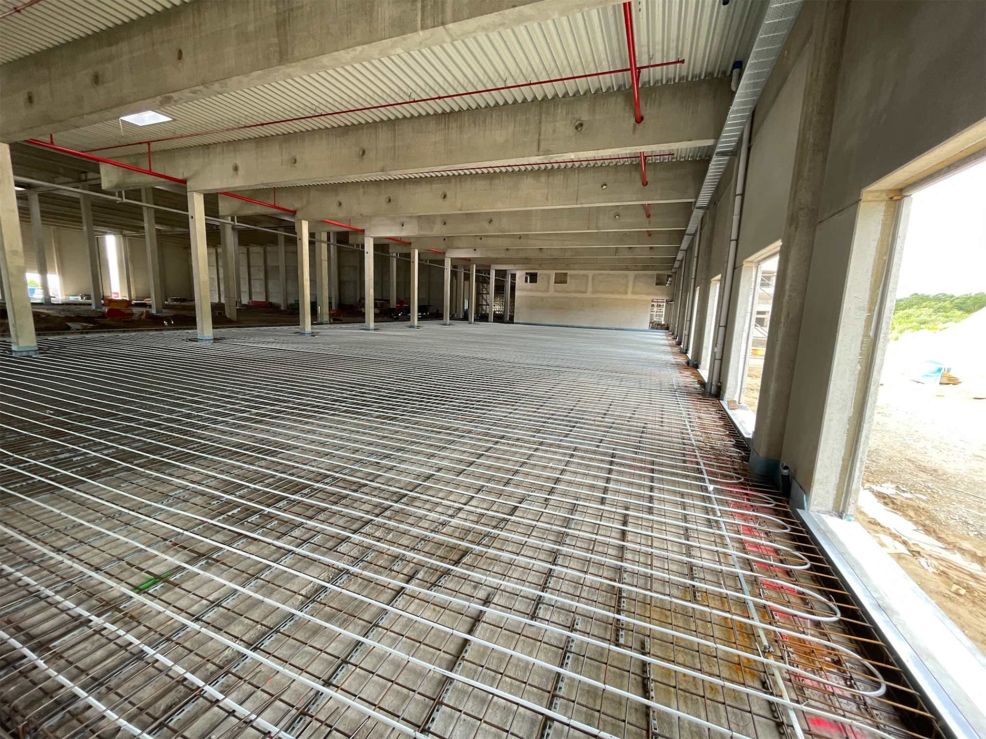 Großflächige Rohrverlegung für Betonkernaktivierung in einem Gewerbebau vor dem Betonieren