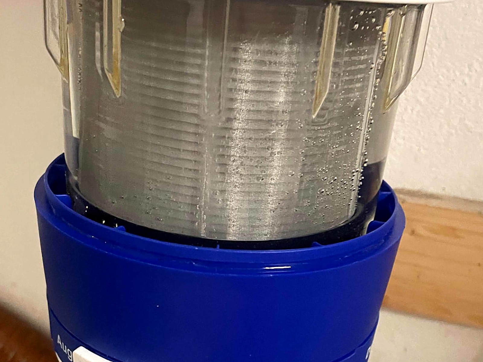 Trinkwasserfilter mit sauberer Filtertasse nach dem Filterwechsel