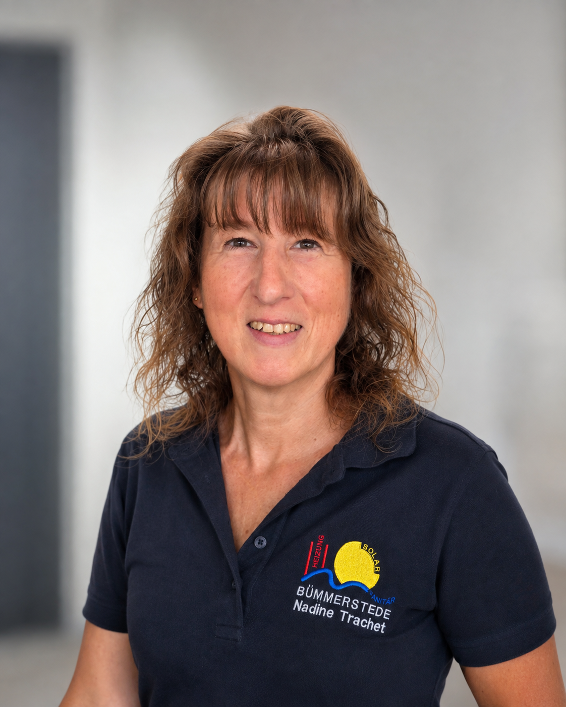 Nadine Trachet, Ansprechpartnerin im Büro der BÜMMERSTEDE GmbH, im Firmen-Poloshirt