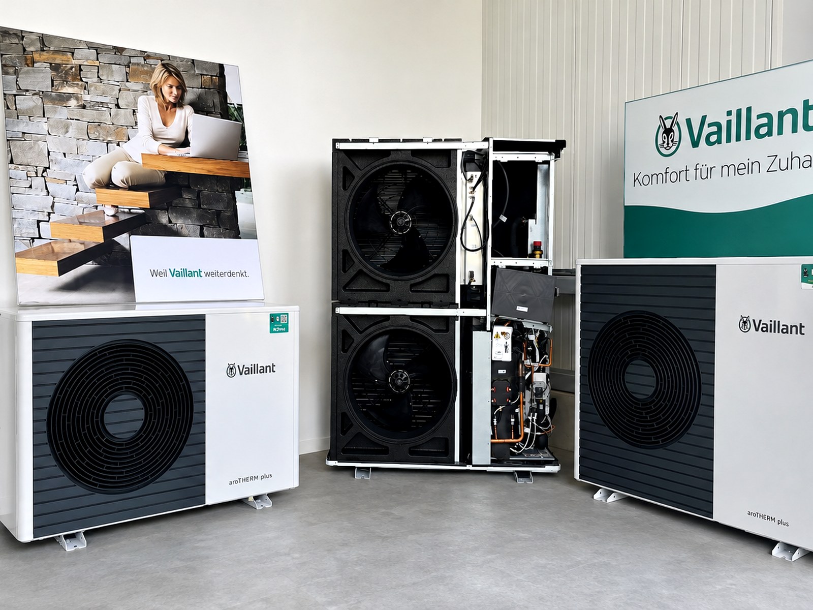 Vaillant-Wärmepumpen in der Ausstellung, darunter ein geöffnetes Schnittmodell der Außeneinheit