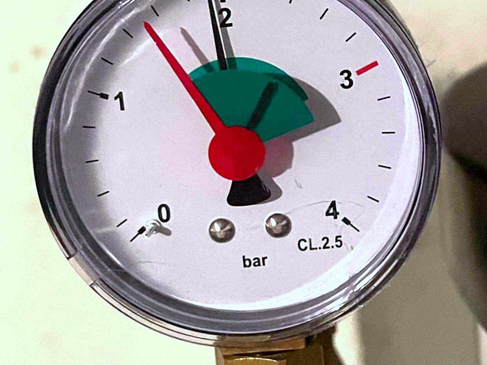 Manometer einer Heizungsanlage mit rotem Zeiger bei knapp 2 bar im grünen Bereich