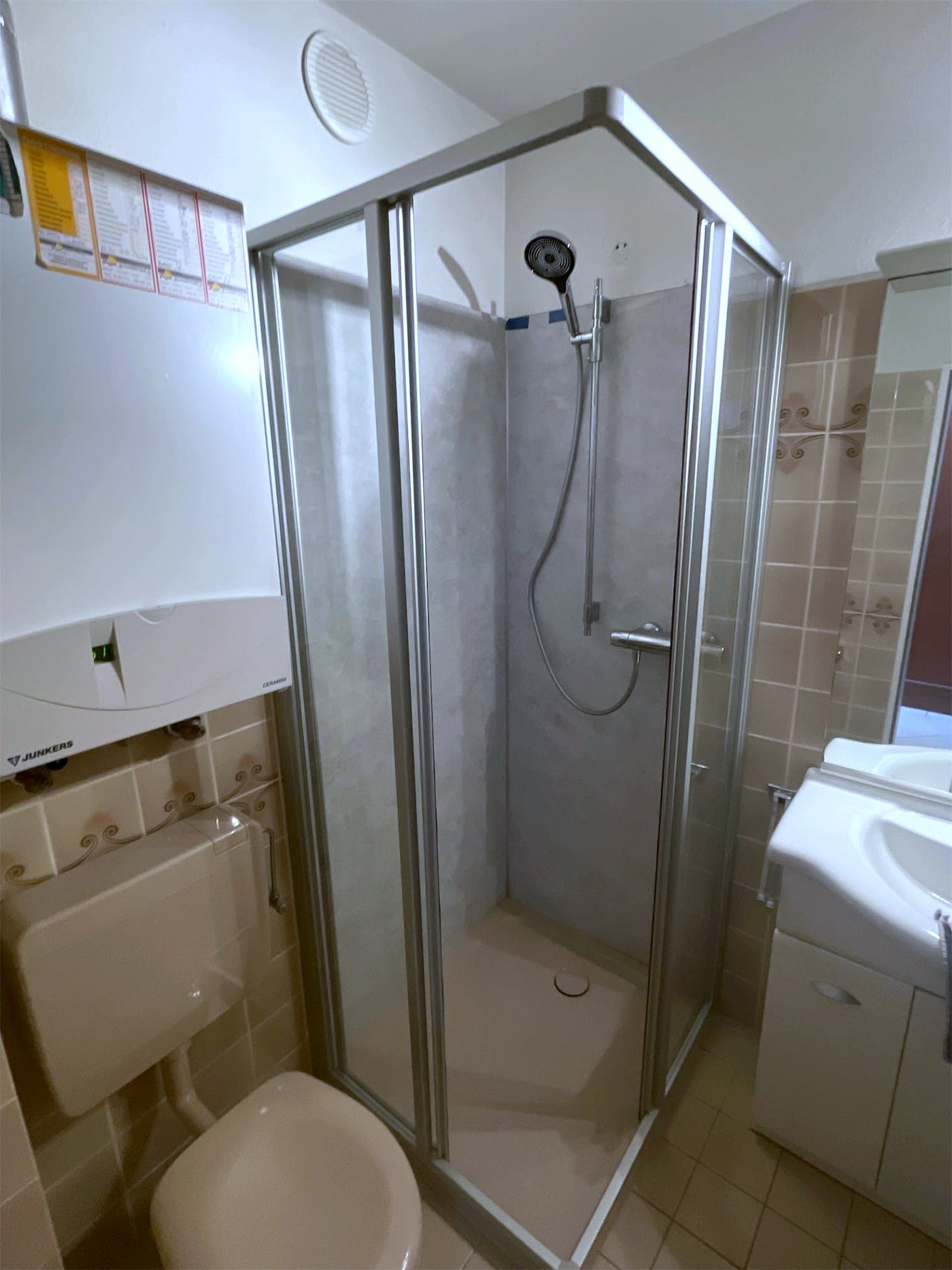 Neue Dusche mit fugenlosen Wandpaneelen, Thermostatarmatur, Brausestange und Handbrause im bestehenden Bad